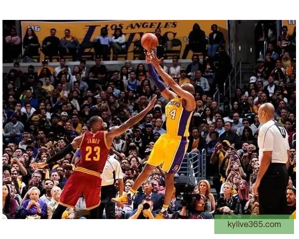 詹姆斯回忆科比经典瞬间以为配合结果被单打碾压 詹姆斯回忆科比经典瞬间以为配合结果被单打碾压